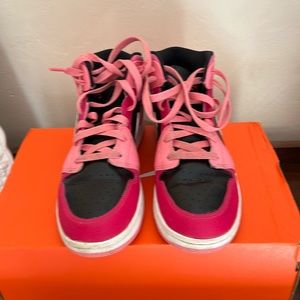 Used Air Jordan 1 Mid GS Coral Chalk shoes. Size US 6y